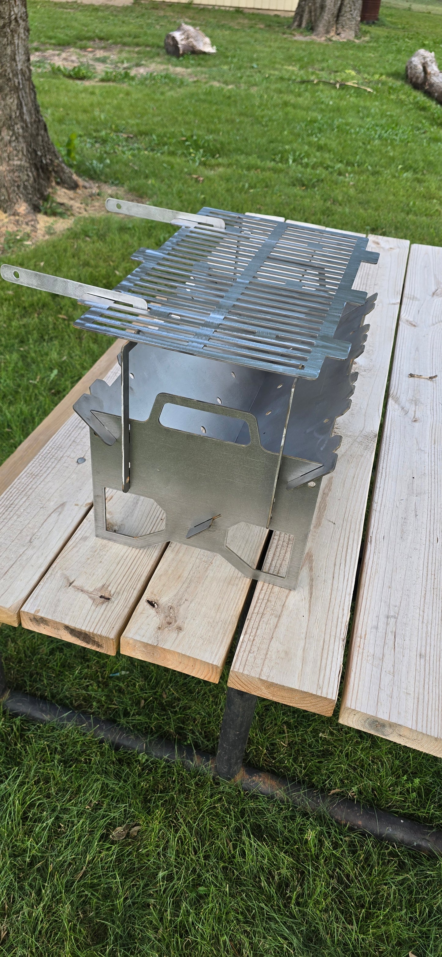 Collapsible slot grill