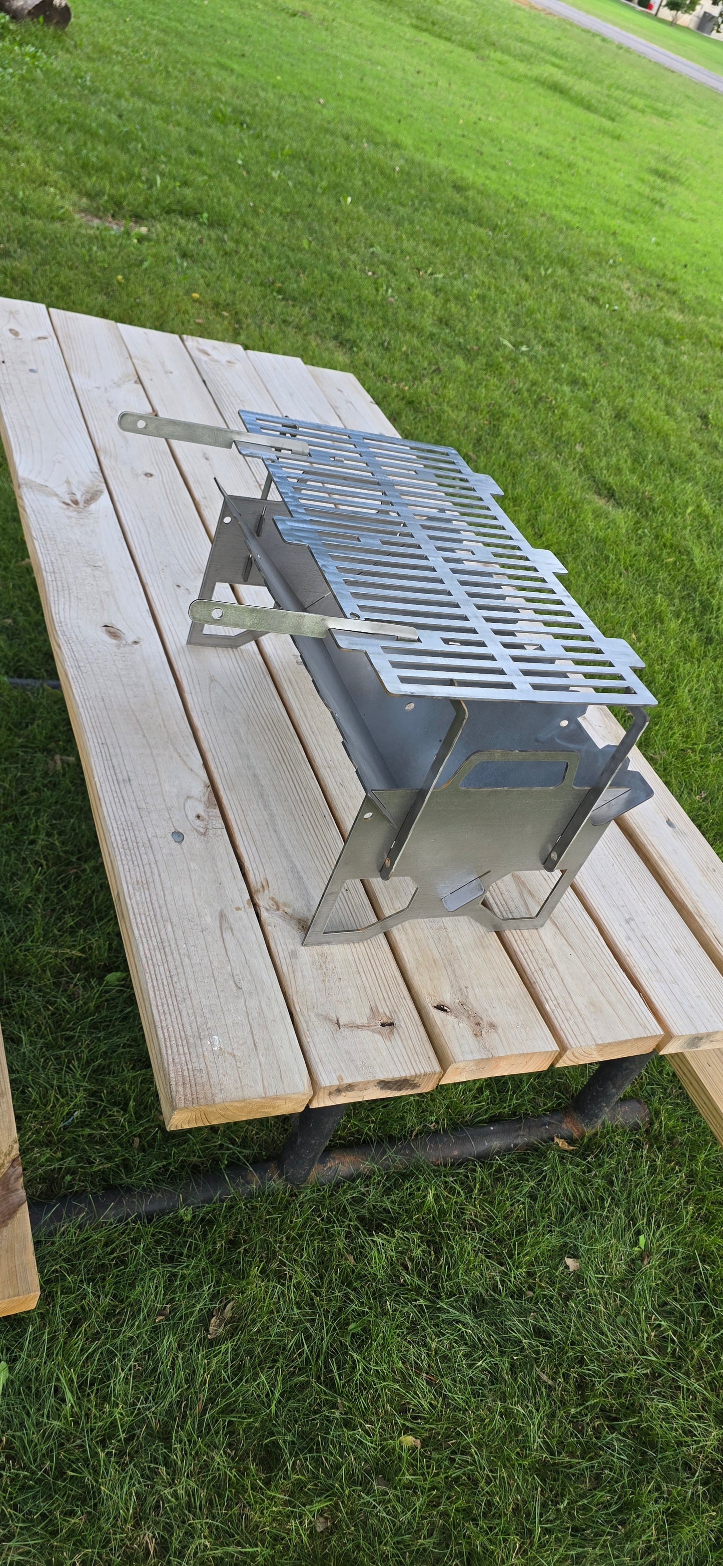 Collapsible slot grill