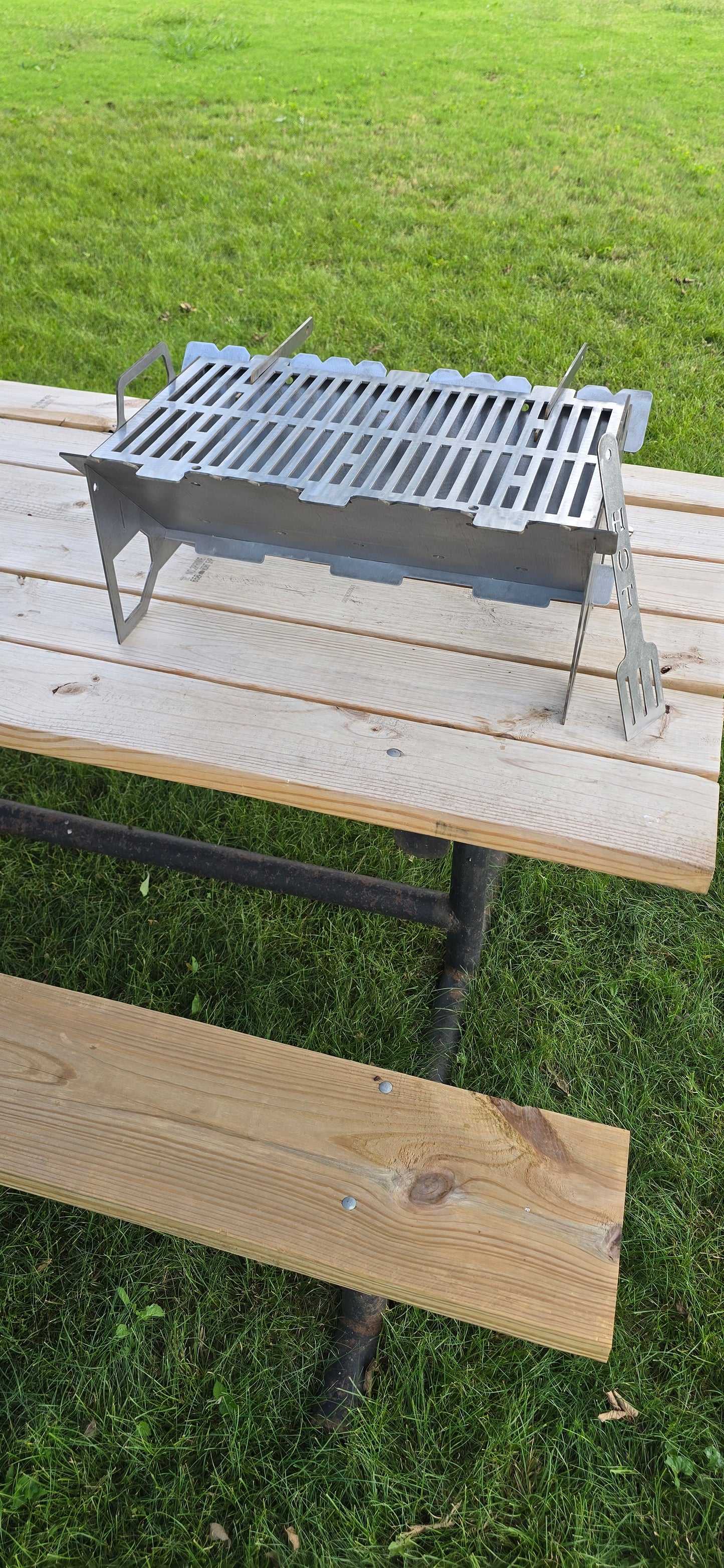 Collapsible slot grill